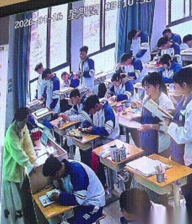 “泪目！”贵州六盘水一高中老师上课时，突感身体不适，她怕吓到学生强撑着往外走，谁