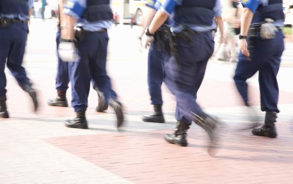 日本警视厅绫野警察署4日发生警枪遭少年抢夺的事件，当时约有10名未成年少年一窝蜂