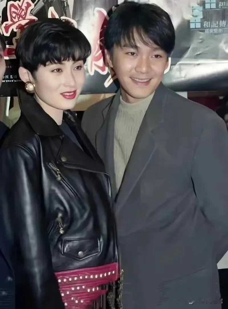 上世纪90年代初，香港电影《逃学威龙》男女主角的一张合照。
照片中的周星驰看起来