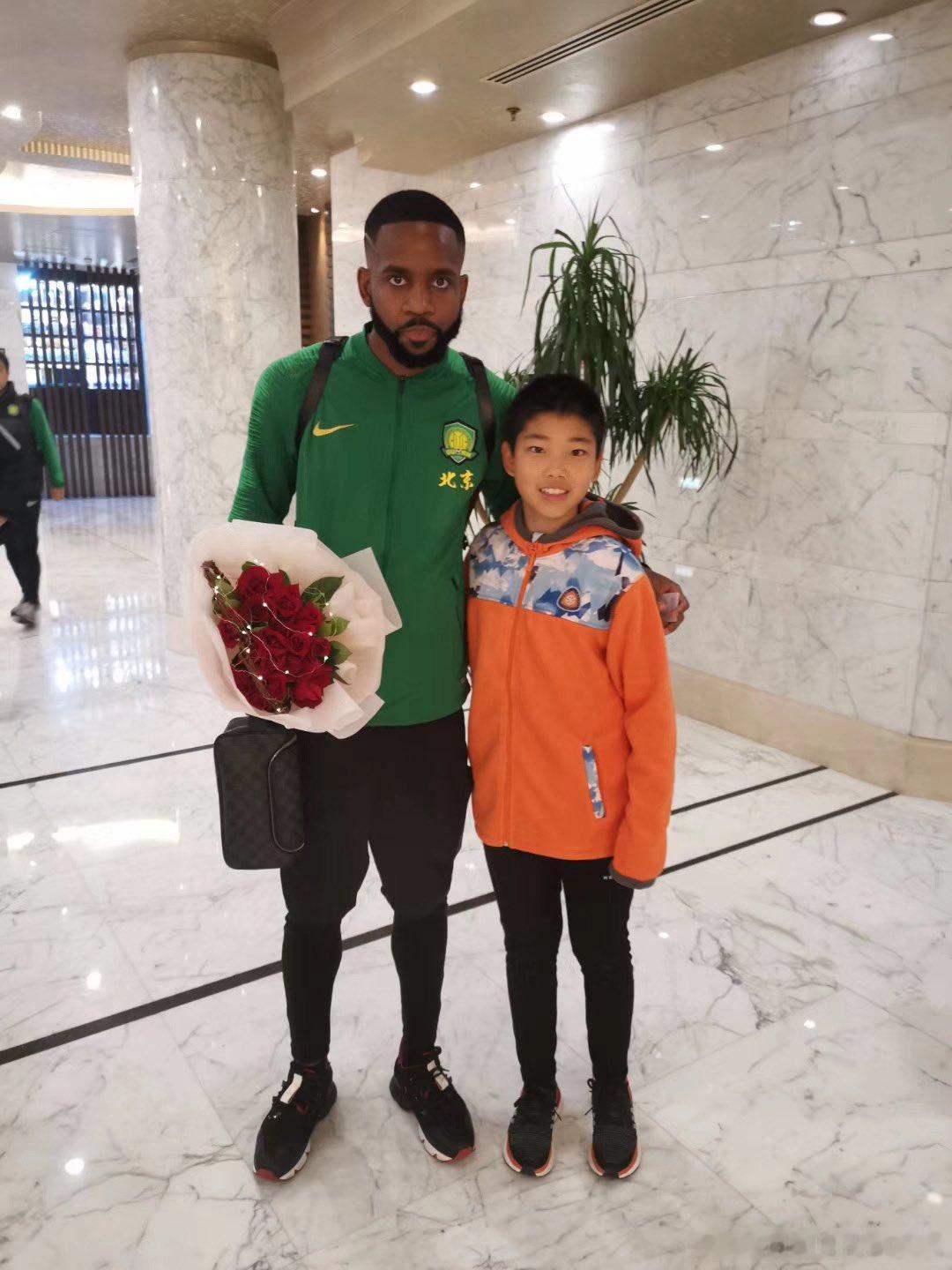 七年奔赴，只为一件球衣 💚⚽ 前北京国安外援巴坎布在社媒发文，分享了一段跨越七
