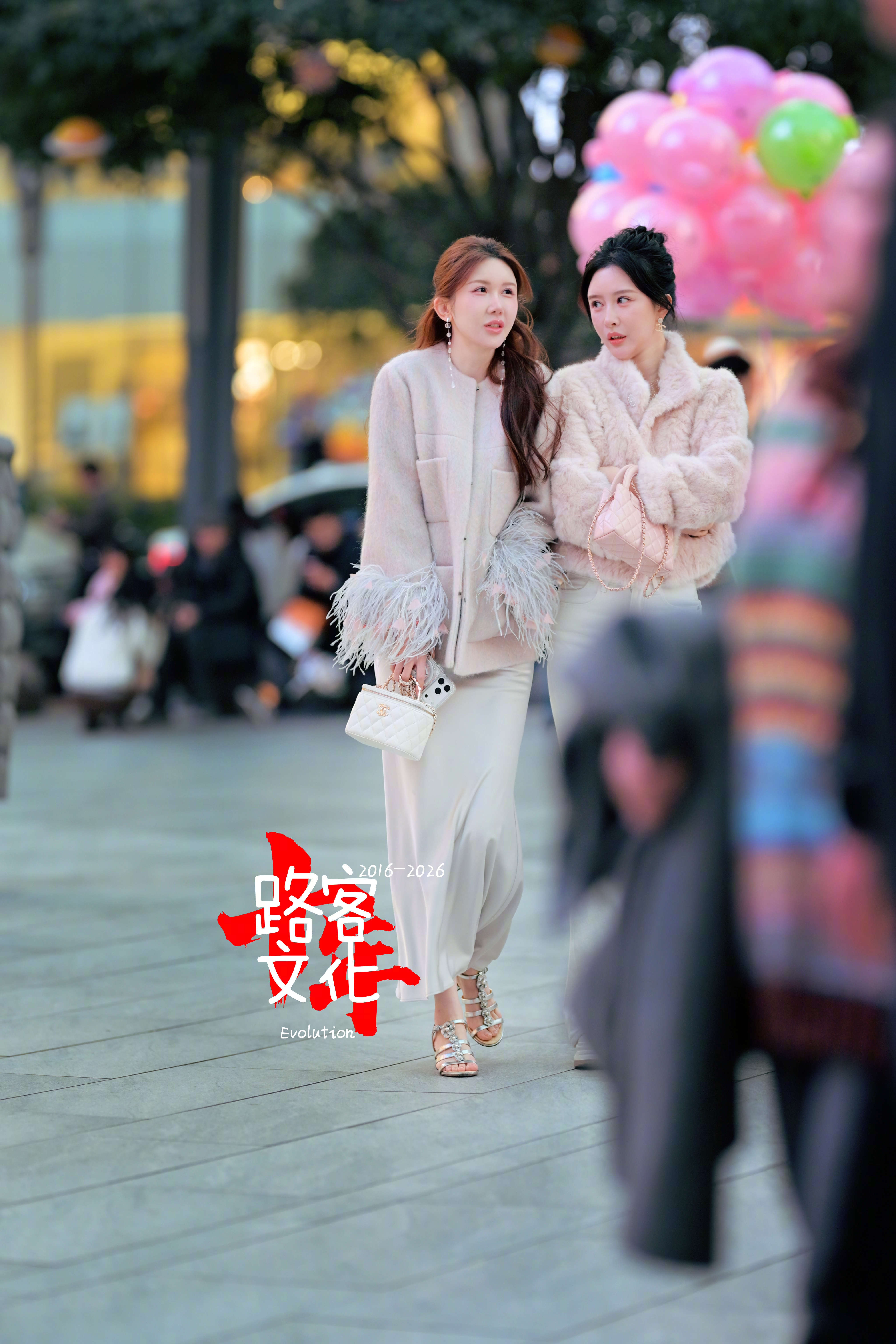 两姐妹聊得很开心的样子 