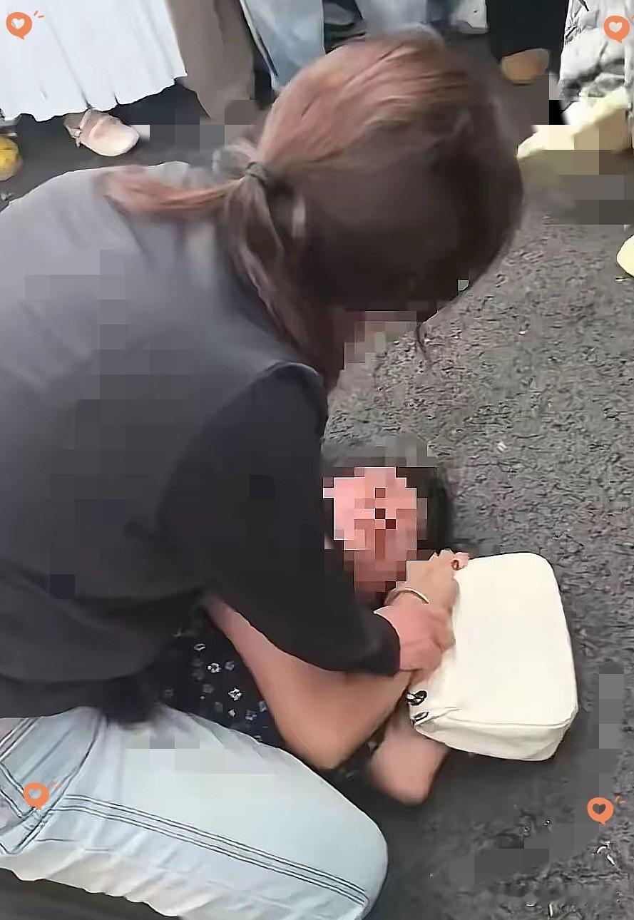 女子街头遭殴打扒裤，暴力突破底线，这早已不是普通打架
几名人员围堵一名女子，持续