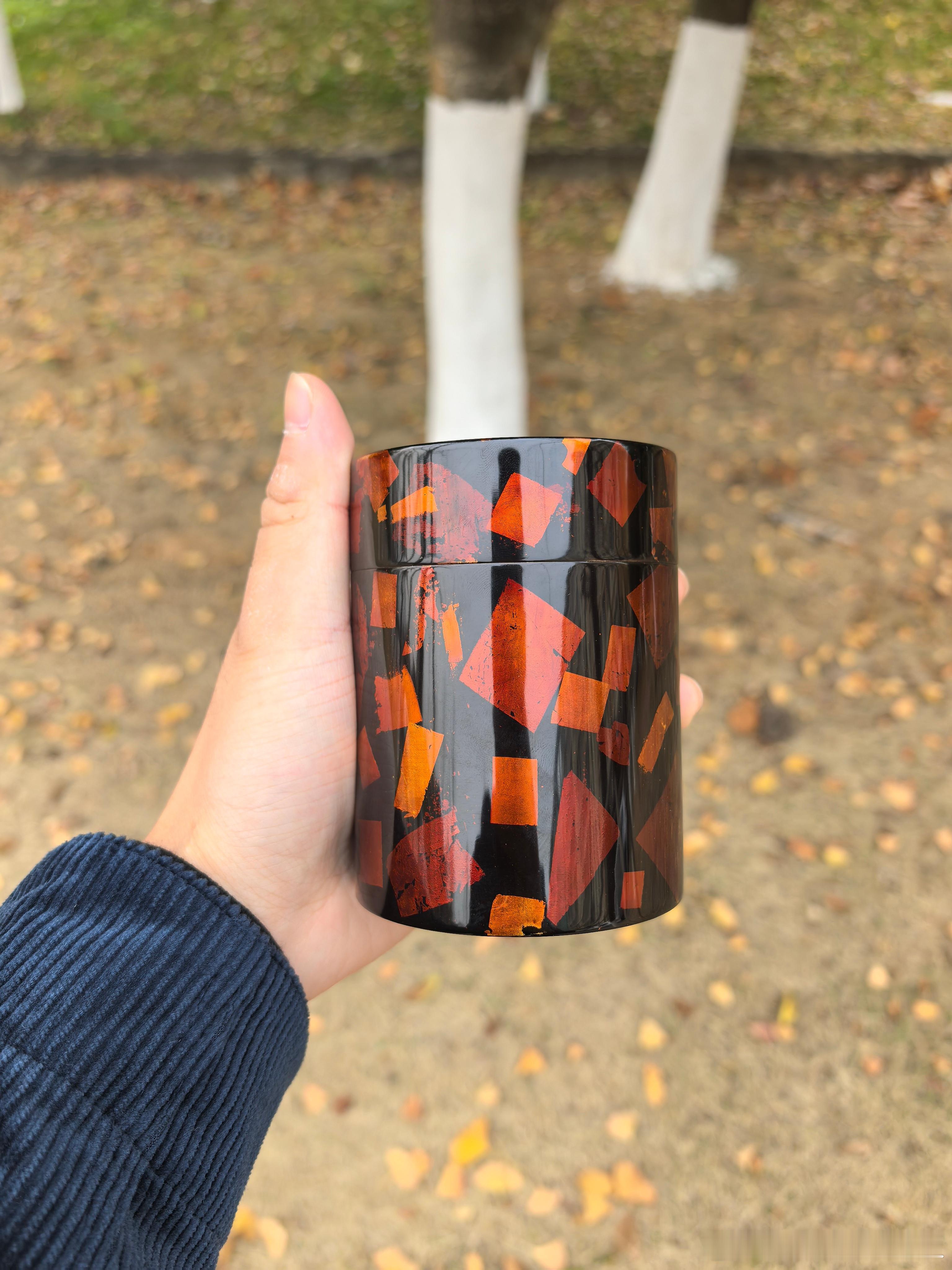 今天新出的银箔大漆茶罐银箔镶嵌+全手工天然大漆工艺这个是金属胎的，很精致的作品