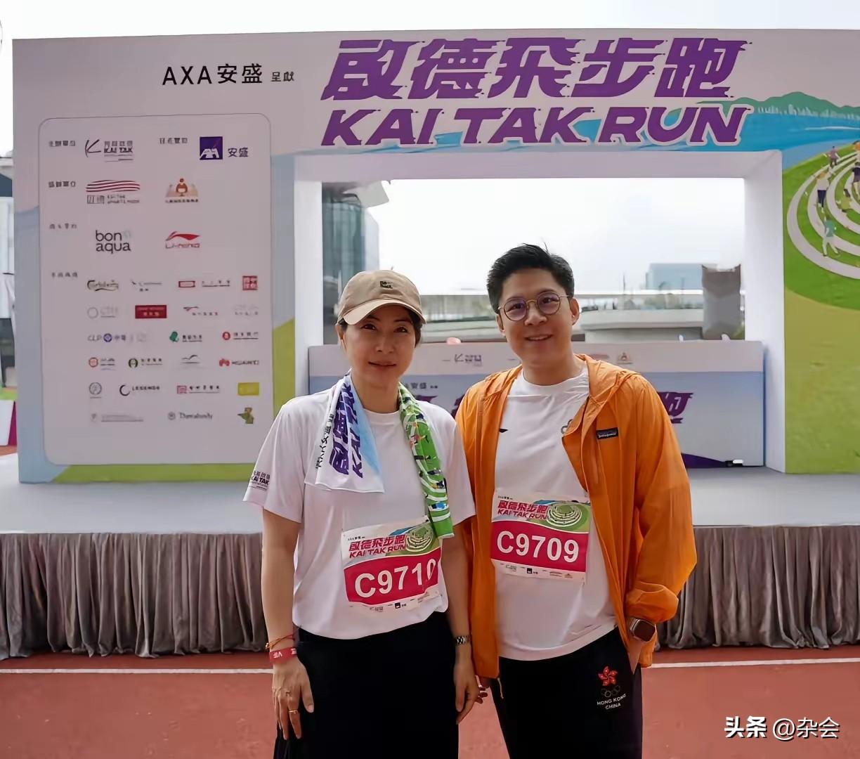 霍启刚晒合照啦！这才是真正让人羡慕的神仙眷侣。
不需要多复杂的衣服，两个人白T恤