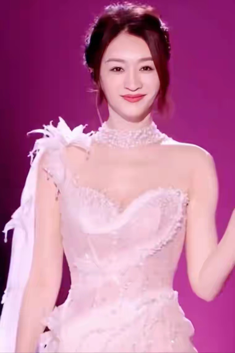 都骂李小冉初舞台翻车靠脸混？婚纱自弹自唱，把内娱的偏见撕了 