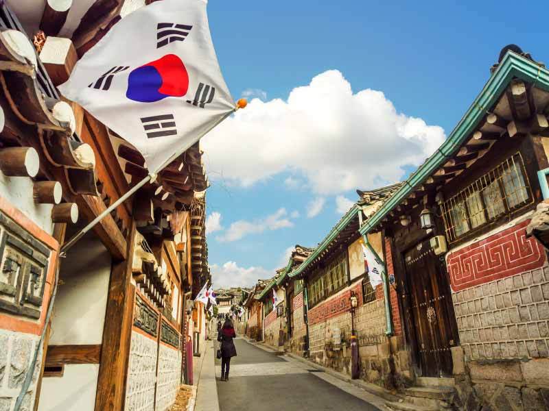 【韩国将于9月底至明年6月对中国团体游客实行免签】韩国政府周三宣布，韩...