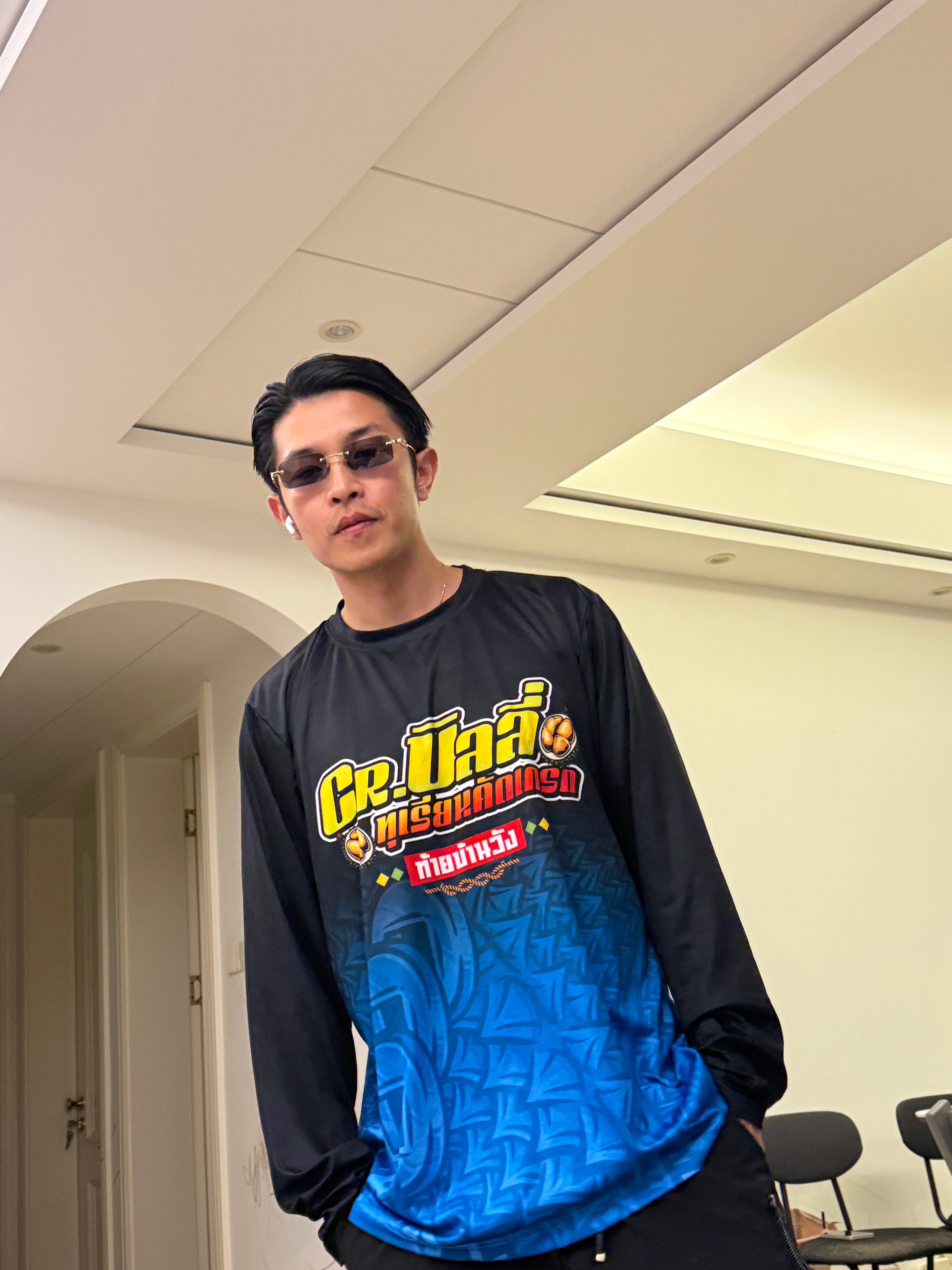 大舅送了旅蛙一副墨镜戴上后化身东南亚灰产从业人员