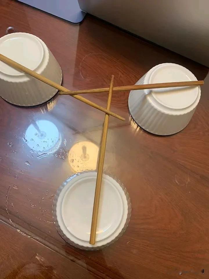 我写个东西，姐弟俩已经玩上了。一个说他爱姑姑，姑姑在哪他就在哪。一个说她爱妈妈，