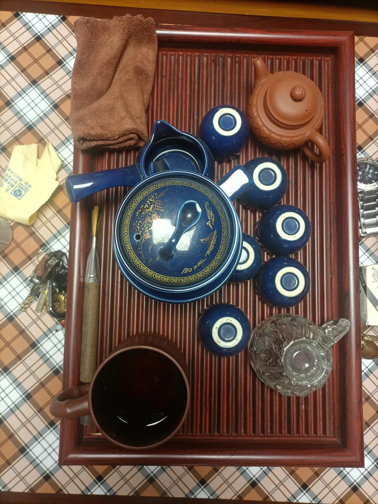 安度春秋

素手慢煮茶一壶，
几许清香润心柔。
闲观花开和叶落，
静度冬夏与春秋