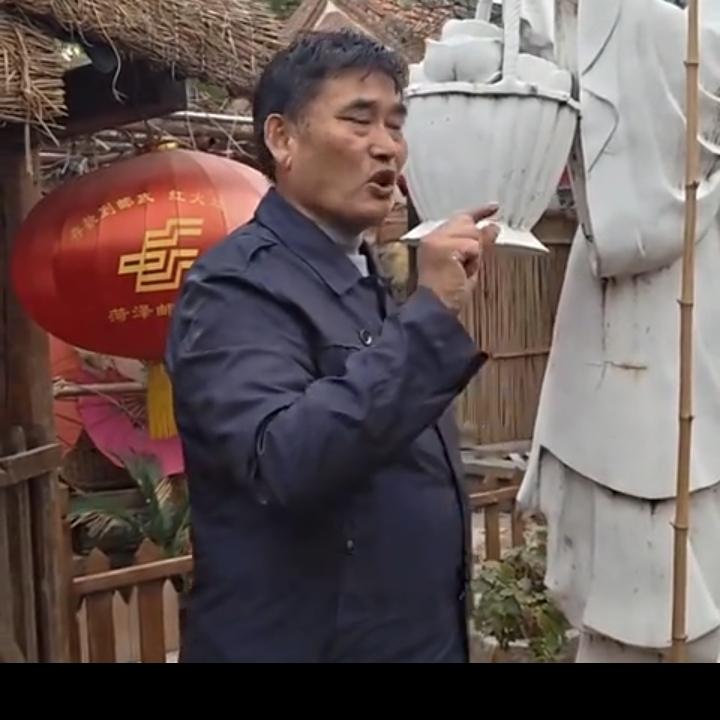 朱之文现在最后悔的就是没全家搬到城里去。
有钱人在农村很难混，能招妒忌也能撞上很