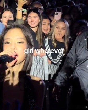 女孩们正在欣赏Jennie