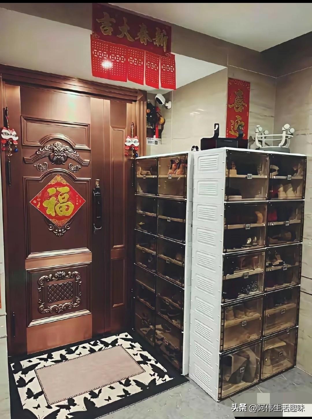 买房子真心不建议买一梯多户型的，要买还是买一梯一户的那种。
看看住的一梯多户的楼