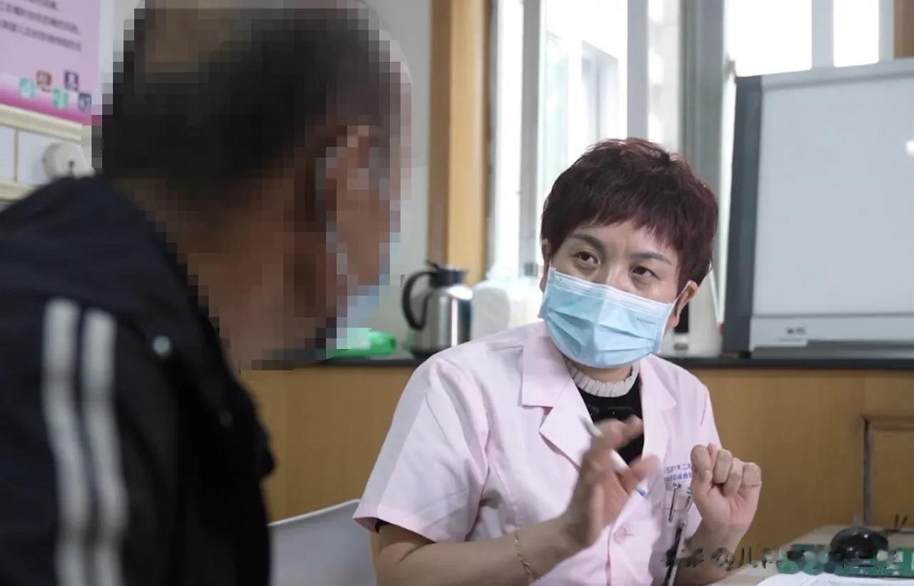 孩子总是反复的鼻出血，到底是什么原因造成的呢？我们应该怎么预防呢？

今天我就给