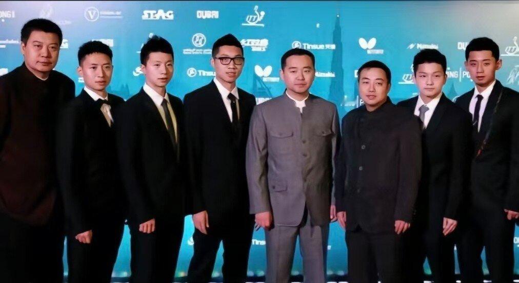 当马龙在球台前暴扣时，球迷喊的却是幼儿园级别的昵称。
你肯定听过国乒“八大员”的