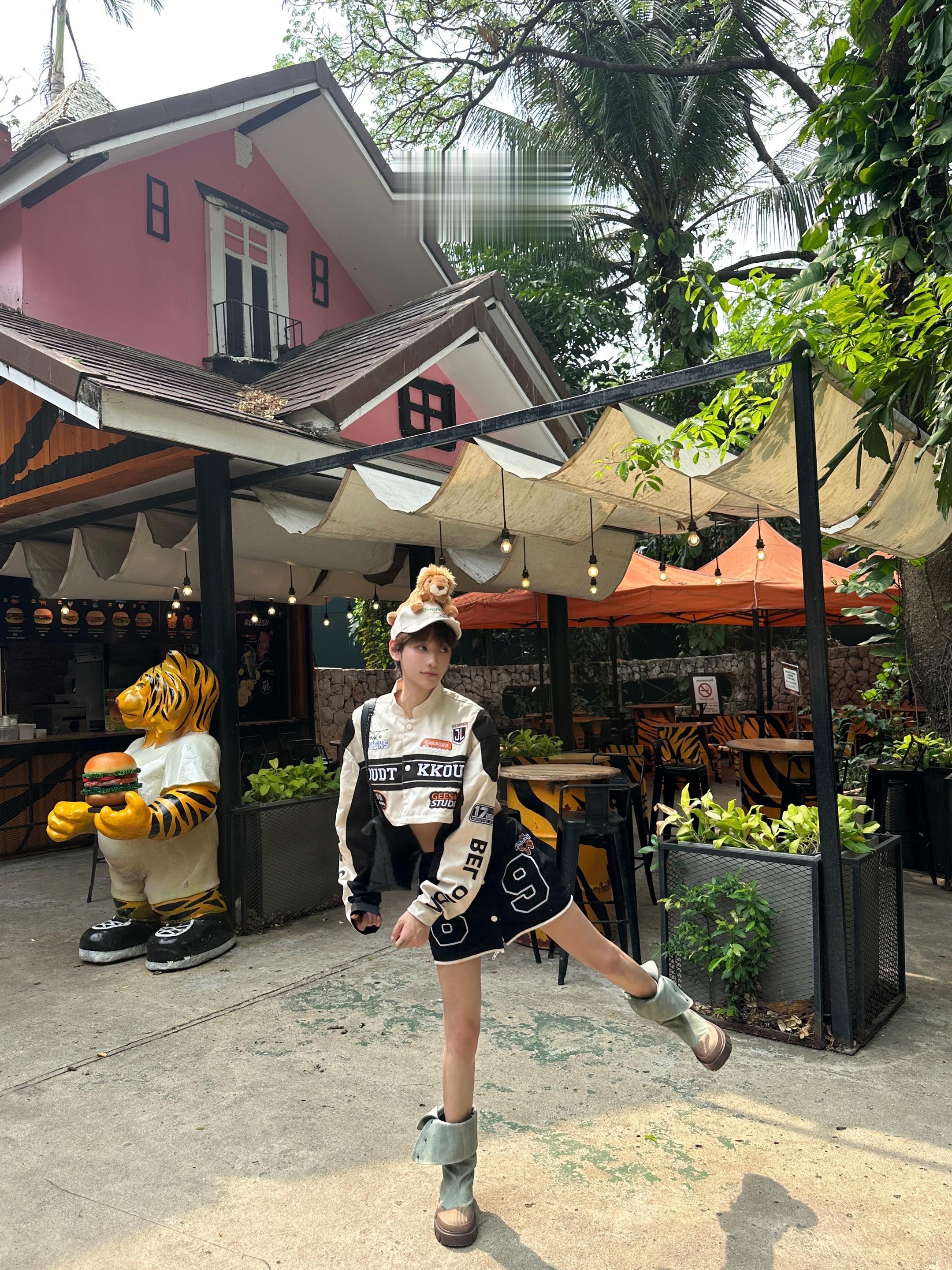 阳光 洒在 你的周围。