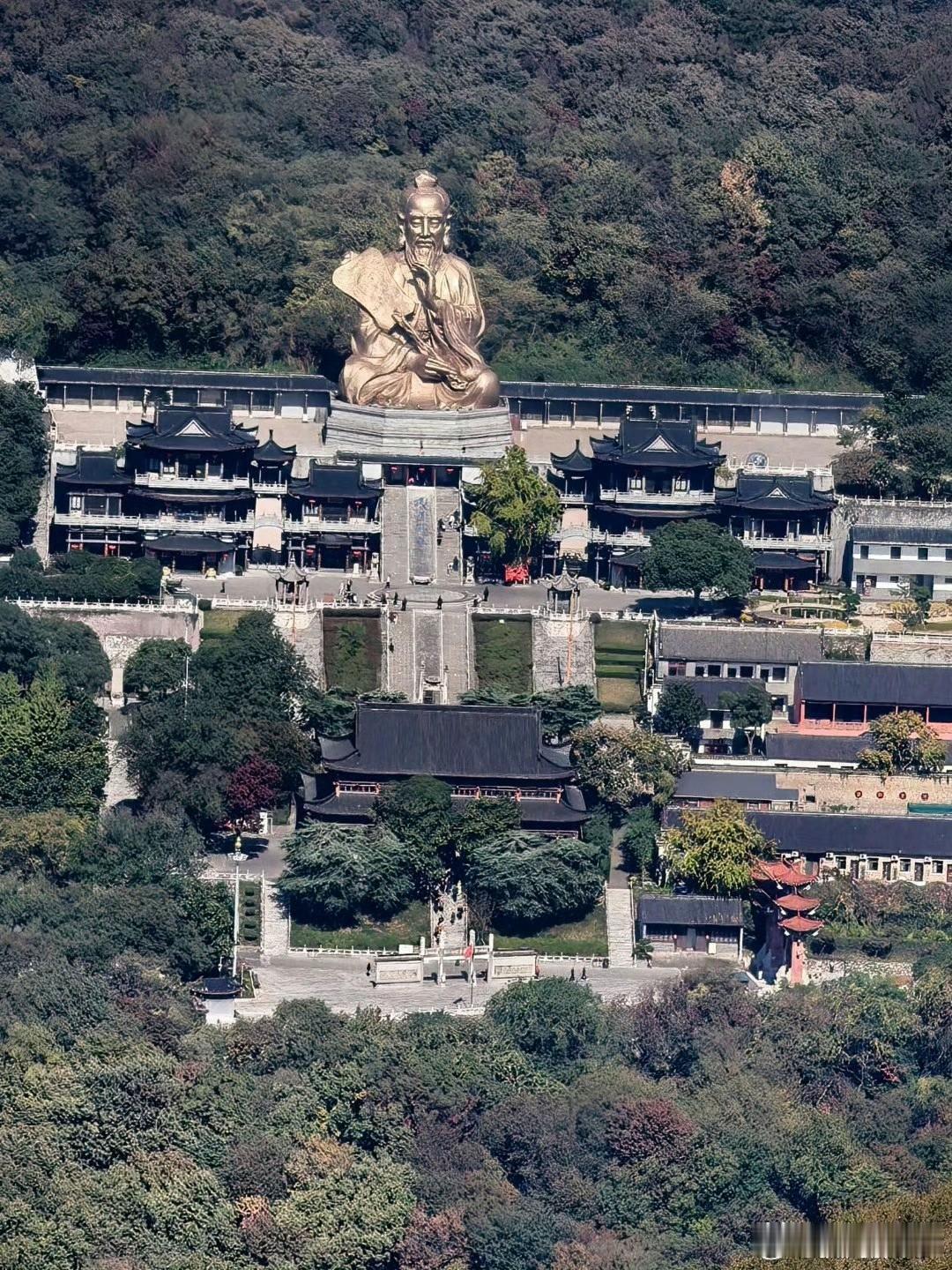 。不同于寻常溶洞的宏大壮阔，仙人洞以“秀、灵、仙”为魂，洞径蜿蜒小巧，如一条藏于