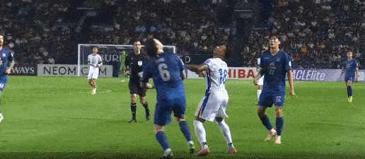 亚冠精英赛上海申花对武里南的比赛中出现争议性红牌判罚。
上半场申花队今年新引进的