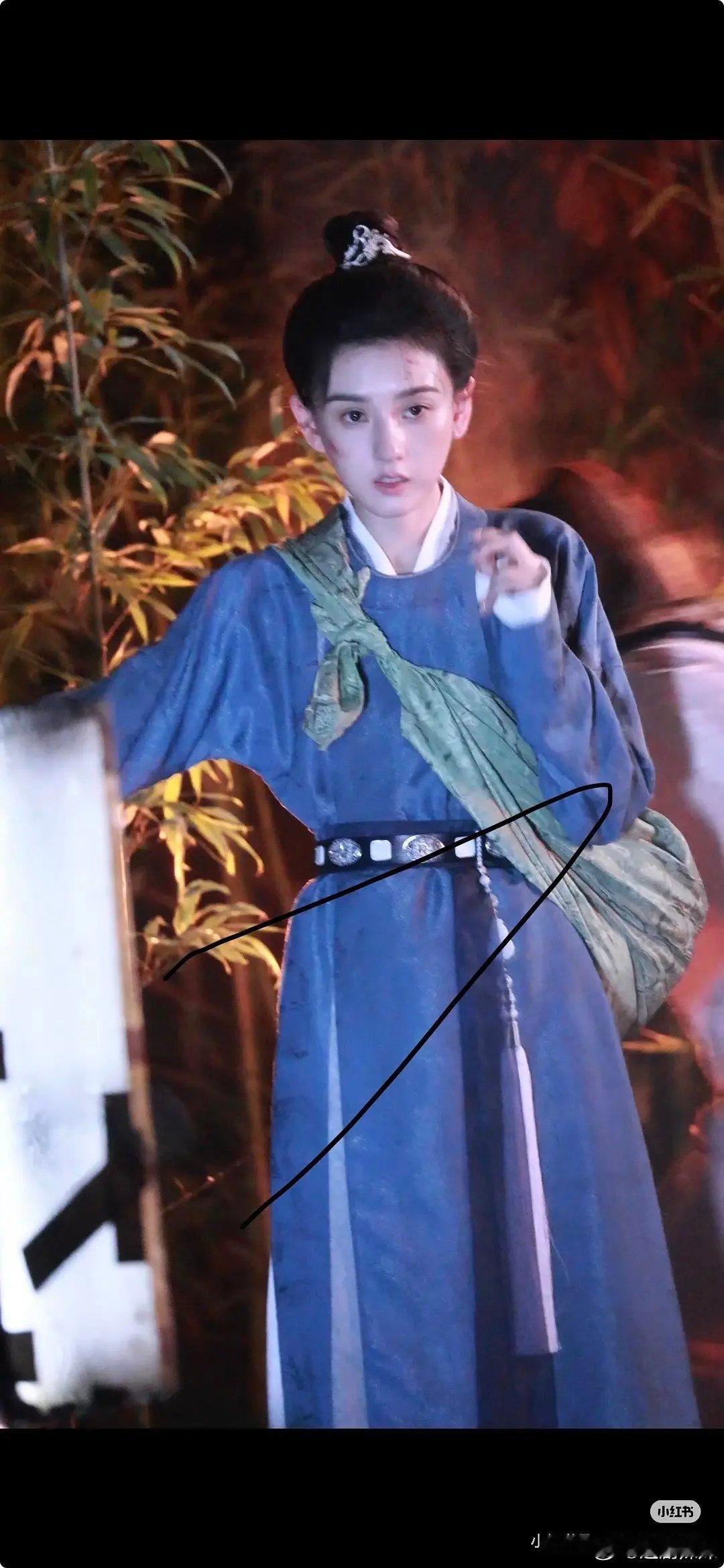宋祖儿男装造型翻车！头大身小比例太虐，像偷穿大人衣服！ 