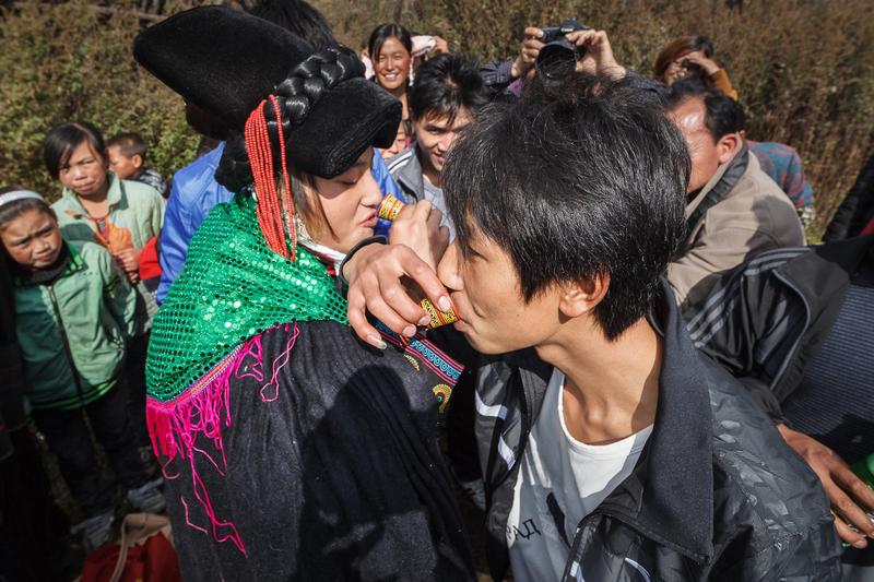 湖南女子订婚4天后悔婚，彩礼全退仍被男方索要10万精神损失费

近日，湖南发生了