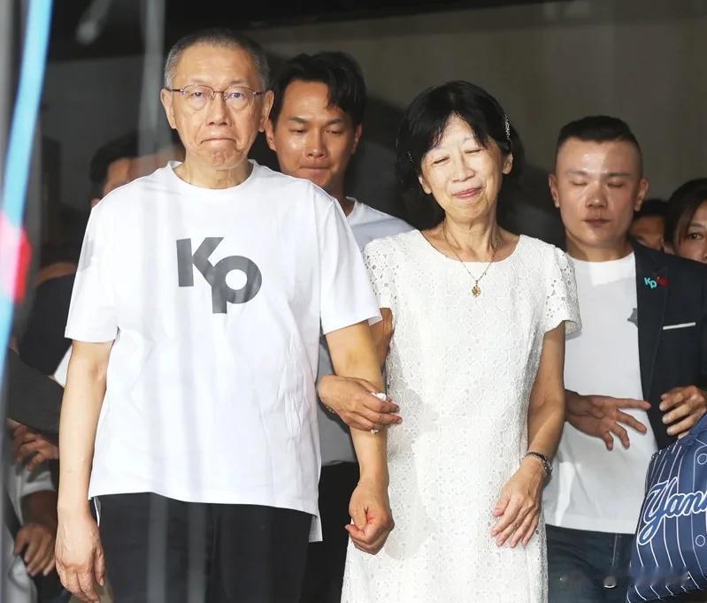 柯文哲在里面受了多少委屈？
他老婆陈佩琪大爆料
其中的委屈包括
给柯文哲饭就像给