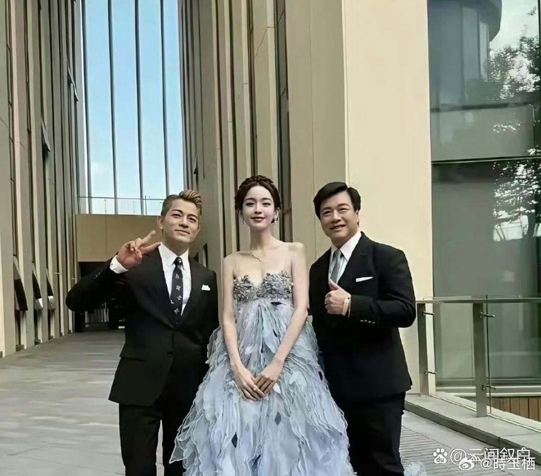 郭富城都忍不住和她合影，真不奇怪，连我作为一个女的，都心动的不行 ​​​