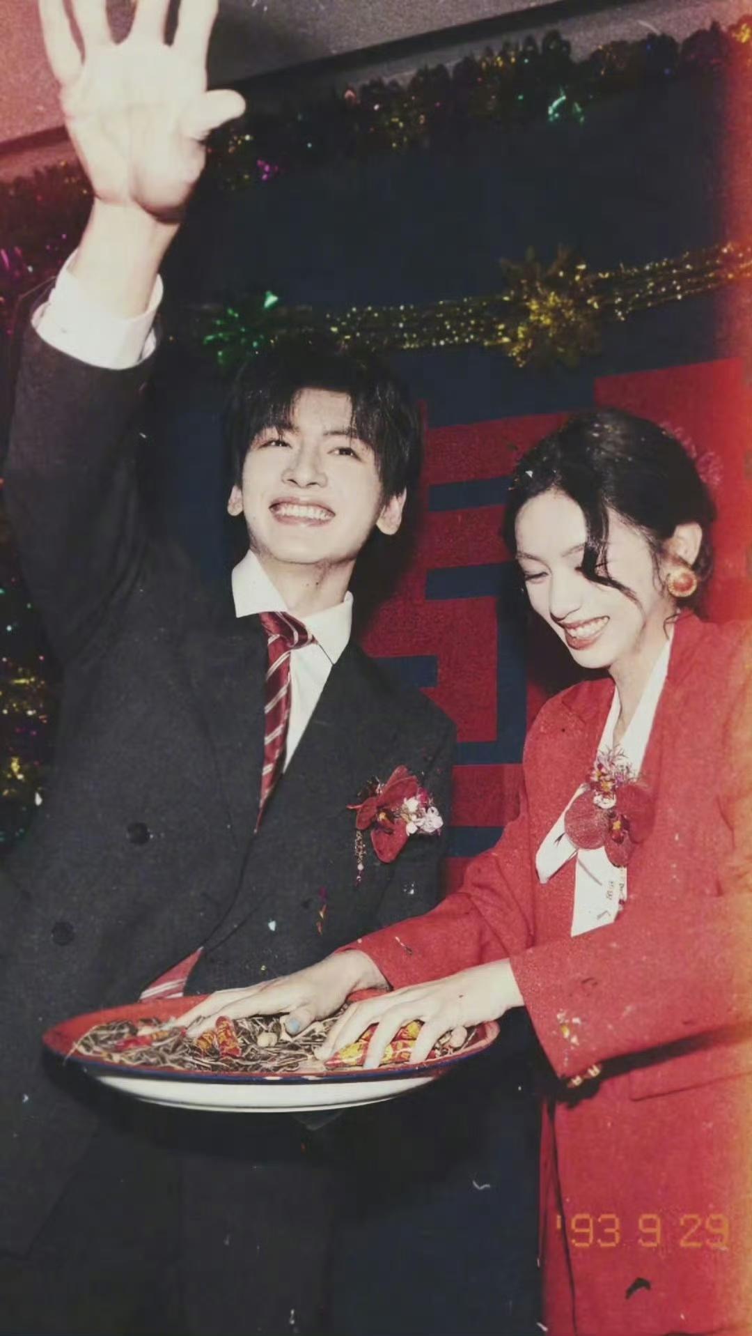 磕疯了！周也翟潇闻复古婚纱照太好磕了！90年代氛围感直接拉满！

谁还没被周也翟