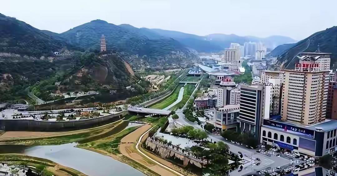 傍晚七点，延安老城的宝塔山亮了灯。

山脚下，延河边的夜市正热闹。一碗洋芋擦擦八