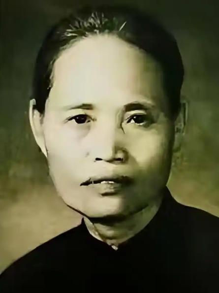 1925年，陈诚回家奔丧。7年不见的妻子，想与他同房。不料，刚到床上，就被他一脚