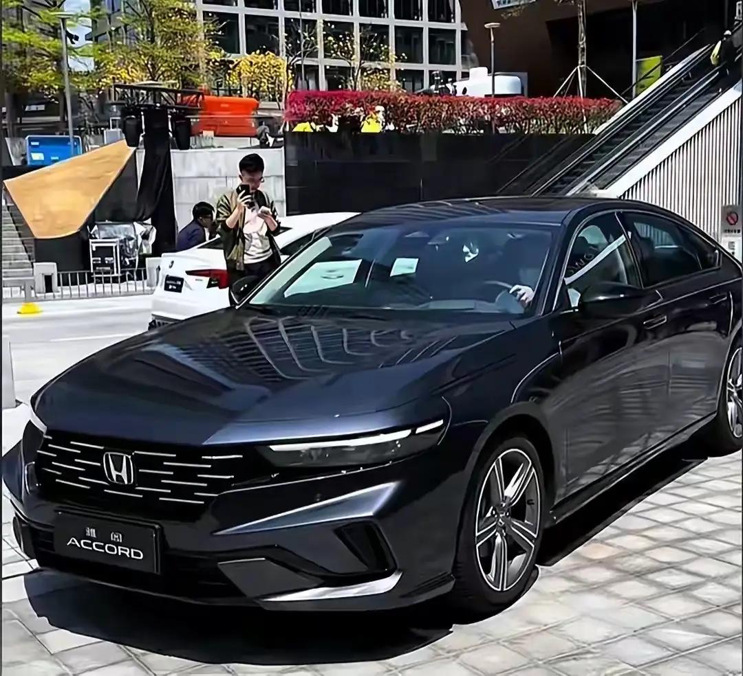 想不到吧，这就是现实啊！

2022年雅阁在中国卖了22.08万辆
2023年雅