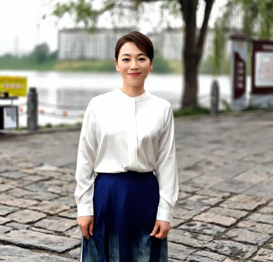 没想到央视还有这样一位主持人。长相不算惊艳，也就一般人，但是气质很好。一看就读过