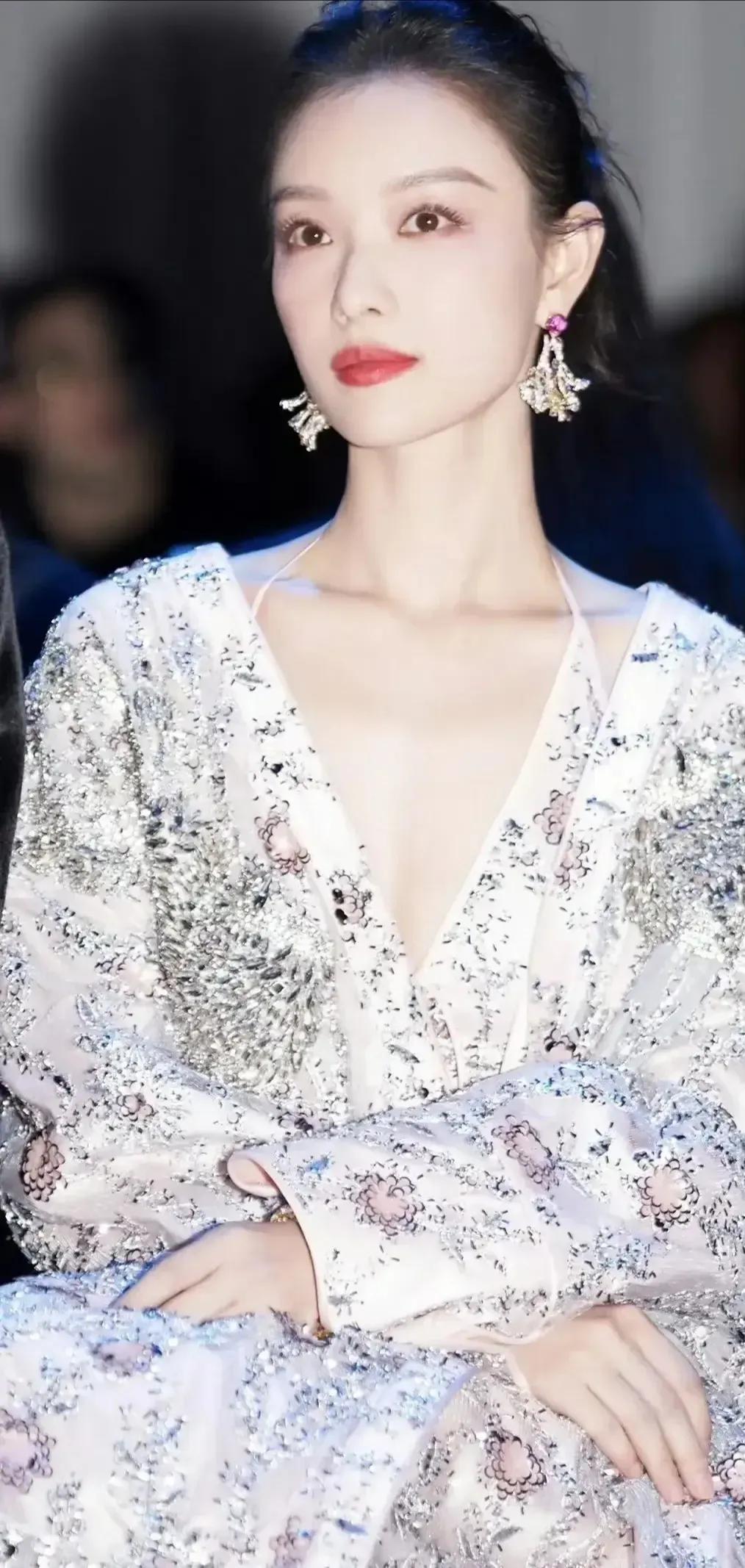 #女明星谁最美# #惊艳女神# #哪位女神惊艳＃# #倪妮#
女主角唇泥