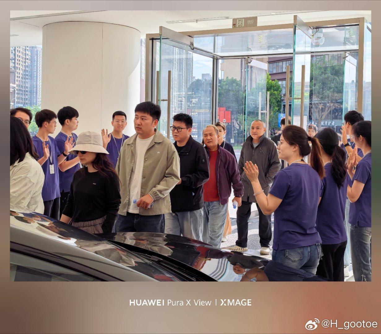 华为阔直板开售线下门店大排长龙7000mAh大电池加持，就算阔屏功耗更高，续航依