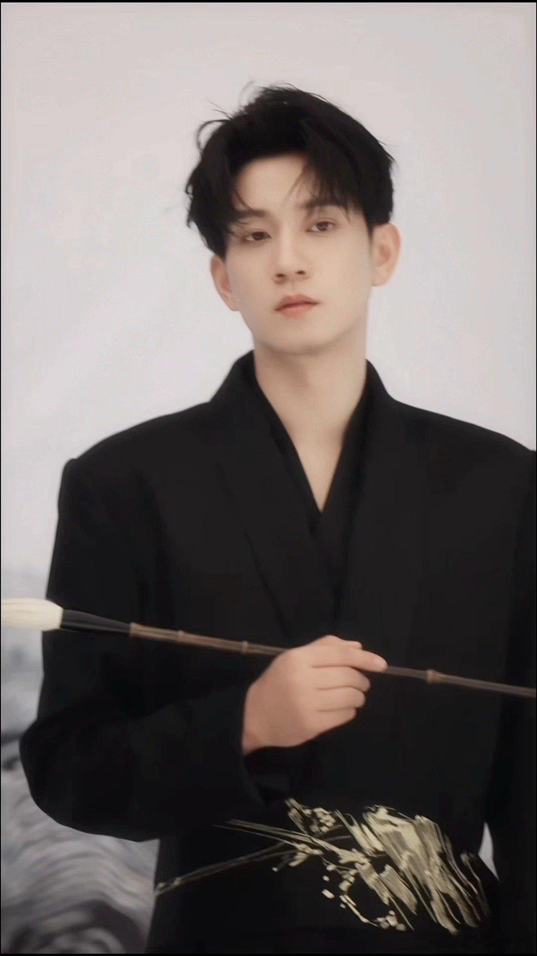 国风王子奇好权威 王子奇的国风威仪感拉满！肩颈舒展利落，站姿笔直尽显端庄，素净穿