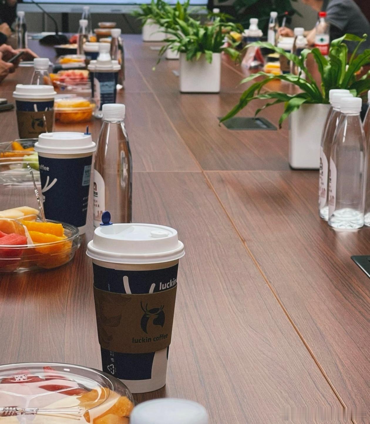 高层管理者开会中…别问为什么有水有咖啡还有水果盘 ，因为接下来按照我的经验这个会