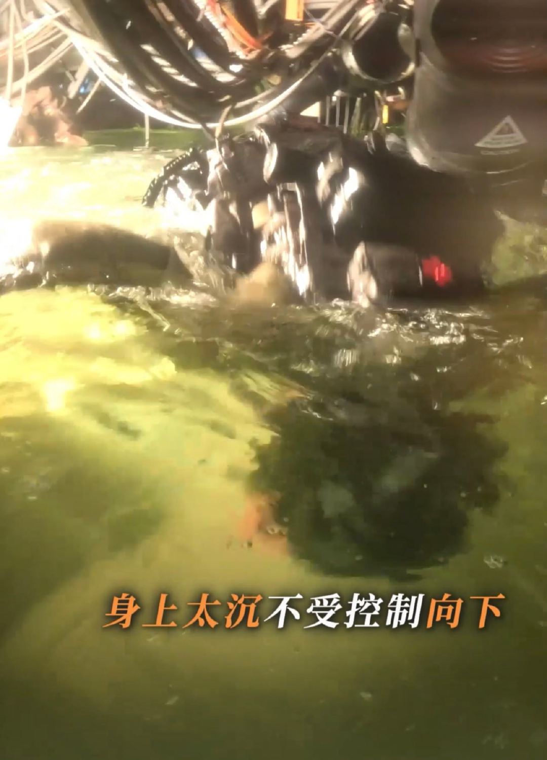 韩东君潜艇负重打戏 看了韩东君的潜艇负重打戏，才知道什么是真正的动作戏巅峰！这哥