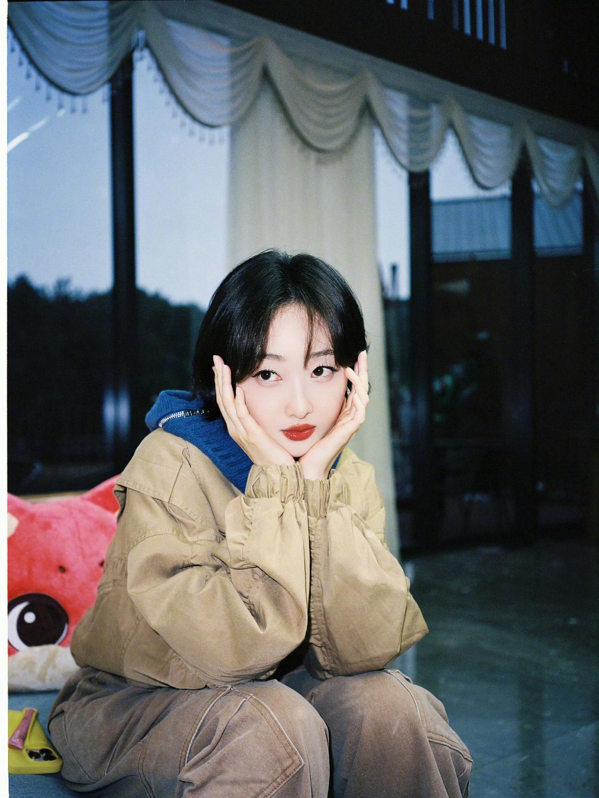 林允镜头下的蒋梦婕真的好有氛围感啊，林允是真的懂她最好看的样子是什么样的！姐姐好