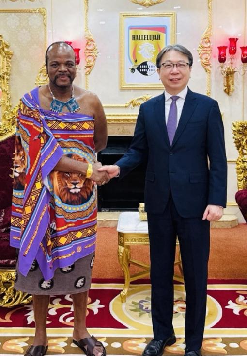 不愧是非洲唯一一个还承认台湾的“独苗”！

身上裹着床单，脚上踩着凉拖，一身“王