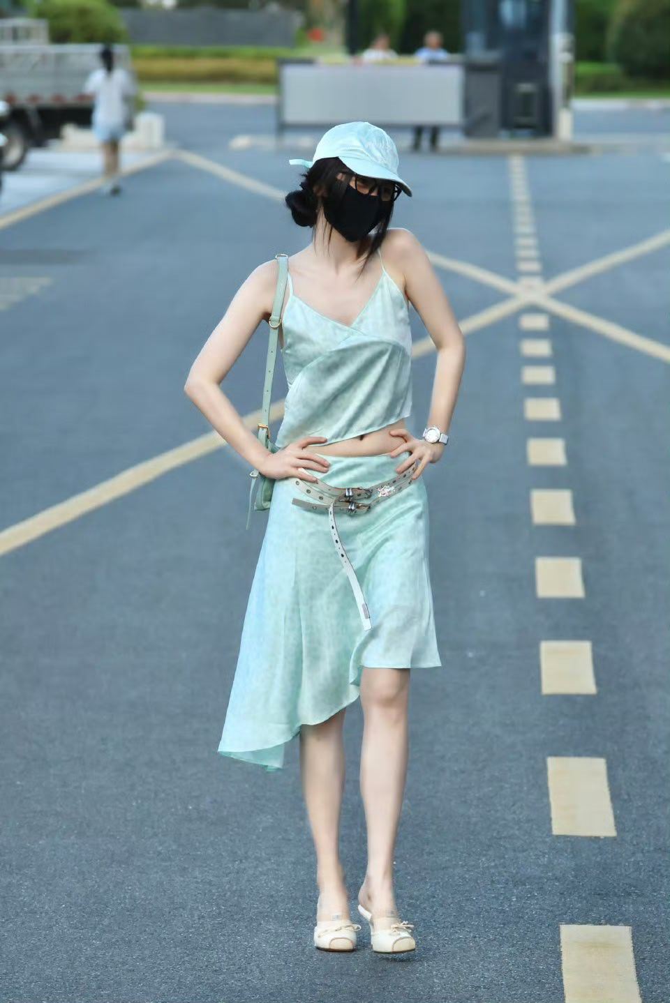 三位顶流小花演绎同款淡薄荷绿长裙，鞠婧祎、赵露思、虞书欣，谁美了新高度？虞书欣薄