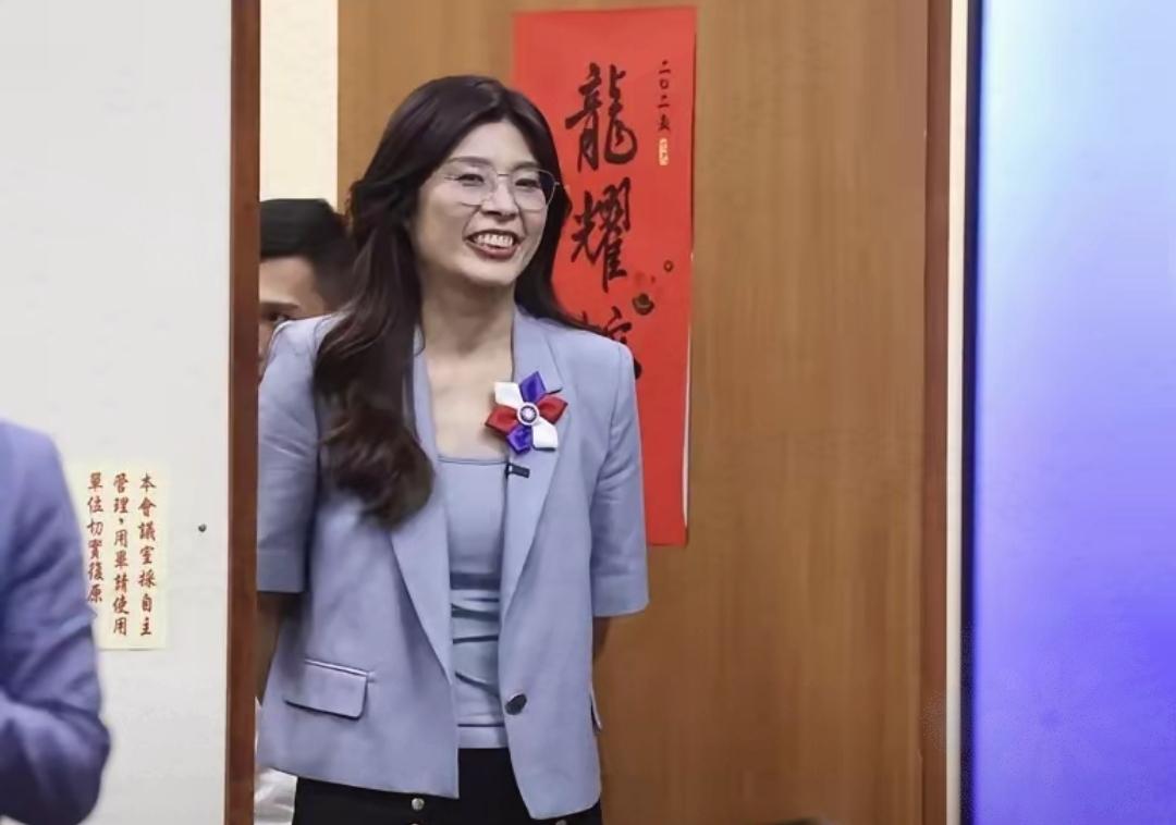 民进党傻眼！中共贺电直指国家统一，郑丽文复电没敢接统一二字，但她接了更狠的民族复