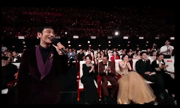 有没有那么一首歌，会让你轻轻跟着和～～～百花奖的压轴歌曲居然是黄晓明，苏有朋和王