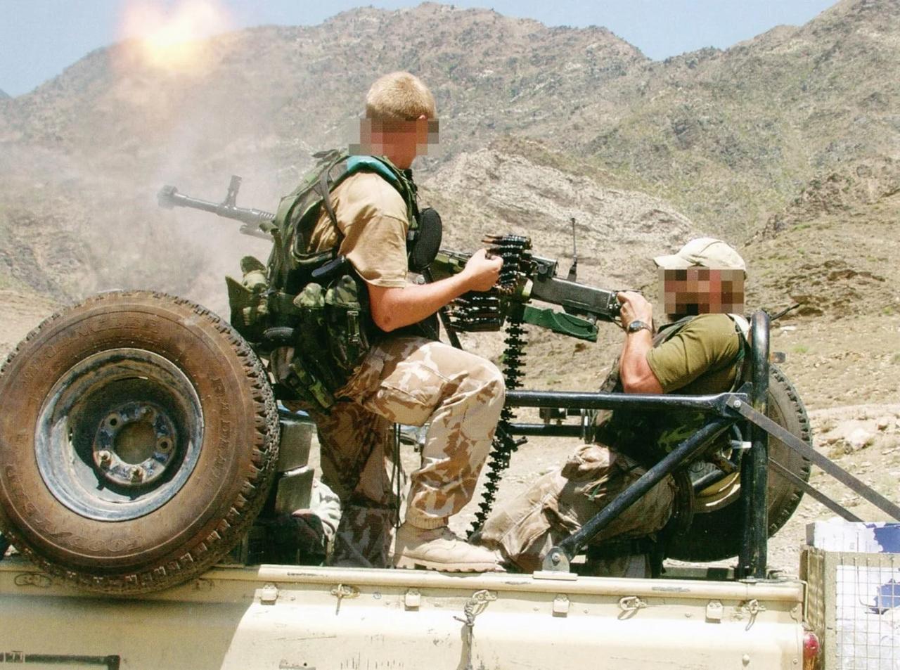捷克陆军 SF 601。在阿富汗，特种部队士兵操作安装在路虎卫士上的 DShKM