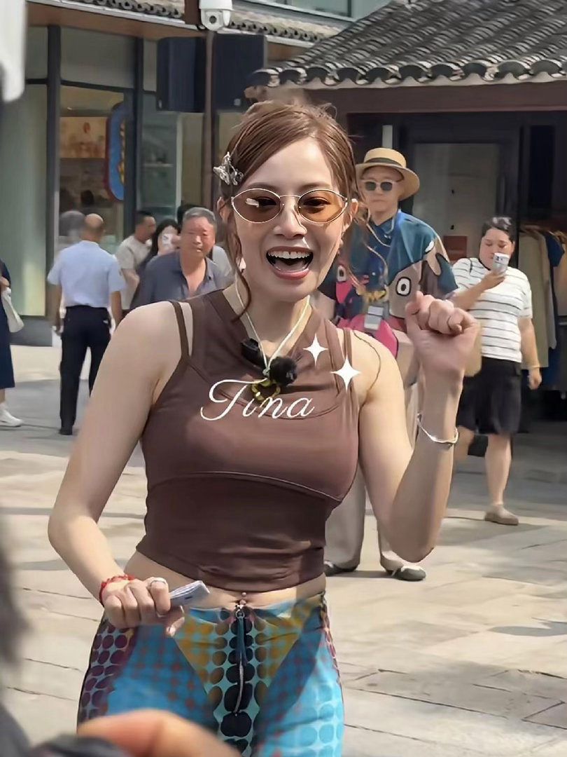 48岁的徐怀钰亮相宁波参加活动，她的身材保持得不错，就是稍微有点小肚腩；活力依旧