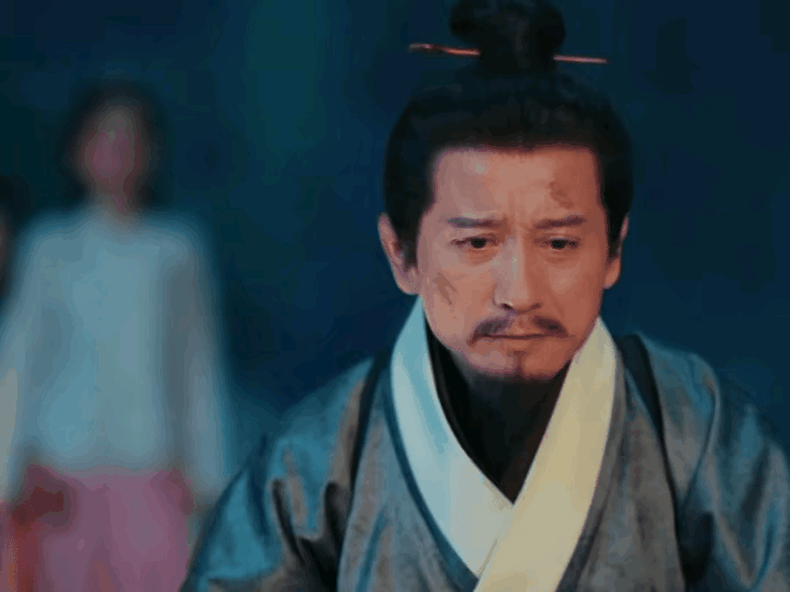 《九重紫》窦昭站在父亲身后看着半跪在地上正用双手奋力挖土找镯子的父亲又心疼又感动