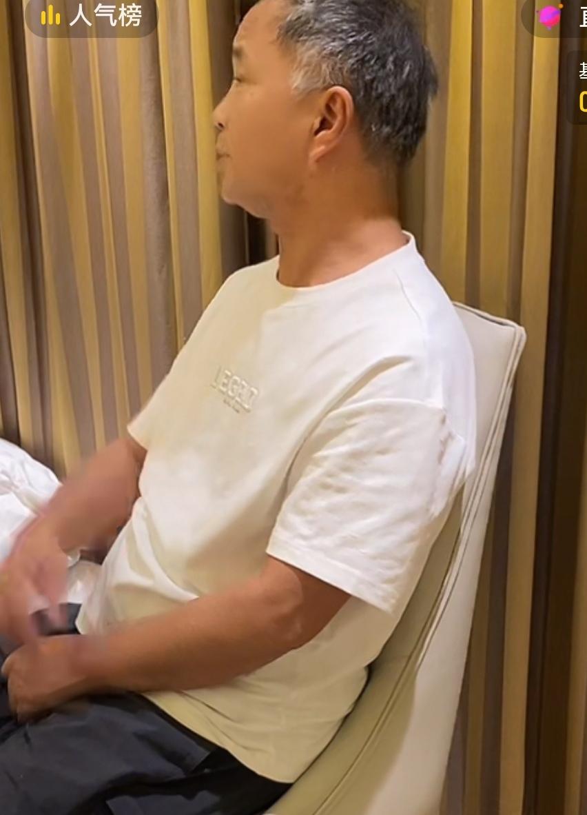 沈巍行善：2025年有粉丝带着患病的孩子来看望沈巍老师，并期待沈巍能够通过自己的