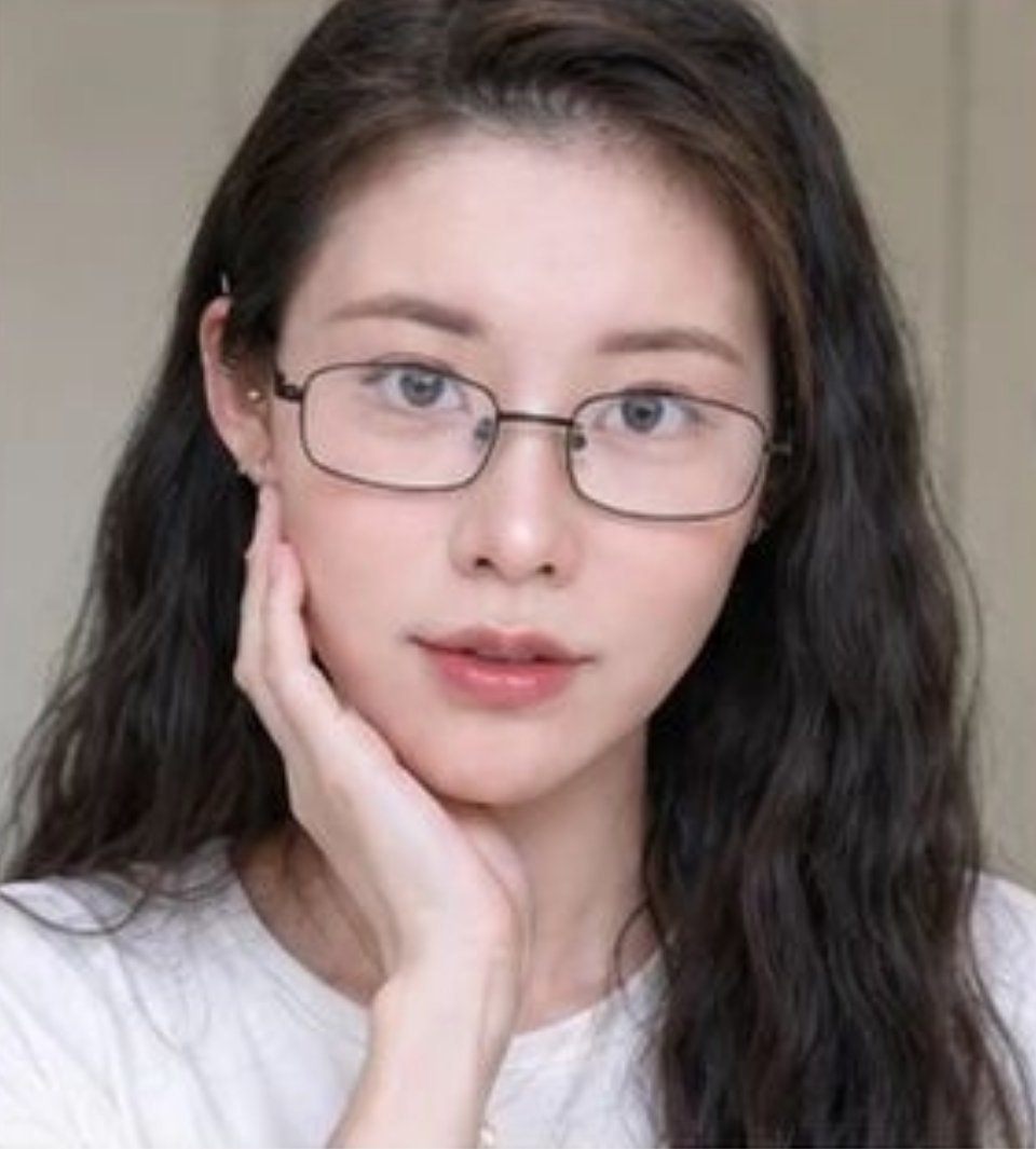 姜乘澜眼镜妆适配度拉满的眼镜造型氛围感十足，清透底妆搭配利落眉眼线条，镜框衬得眉