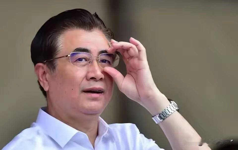 成都蓉城太尴尬了，主场竟然被上海申花狂灌了5个球，后防线都被打成筛子了。

要知