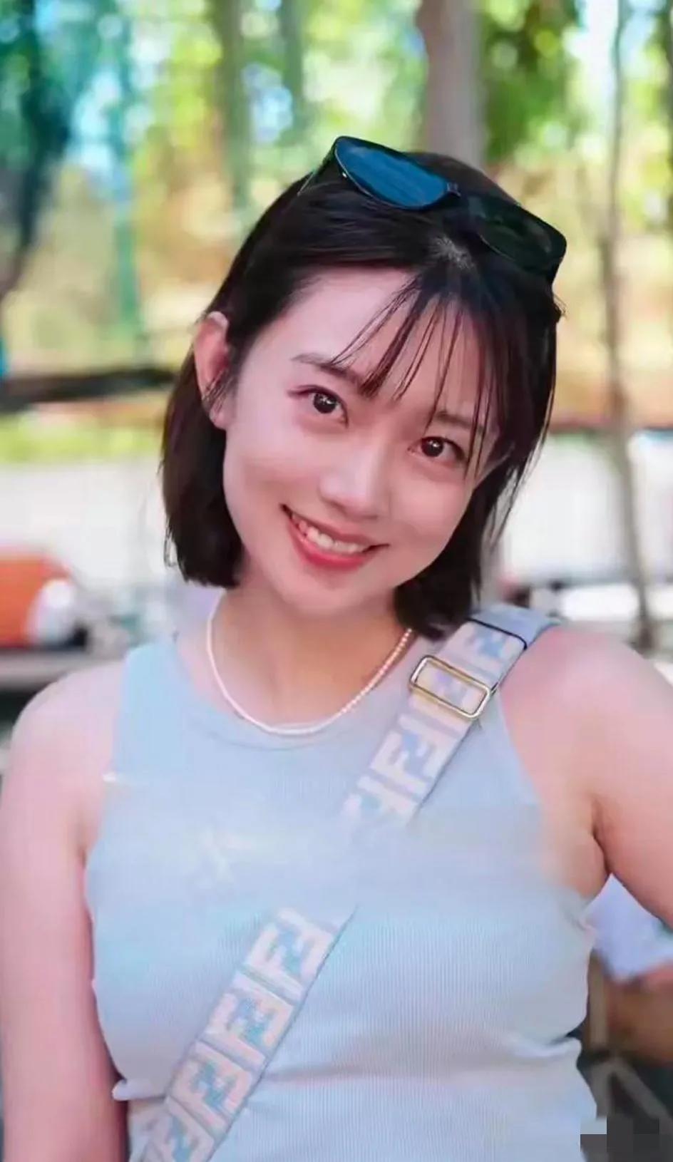 李七月周末遛娃，浅蓝无袖上衣搭珍珠项链，几缕柔发覆额更是美的自然清纯；明媚笑容，