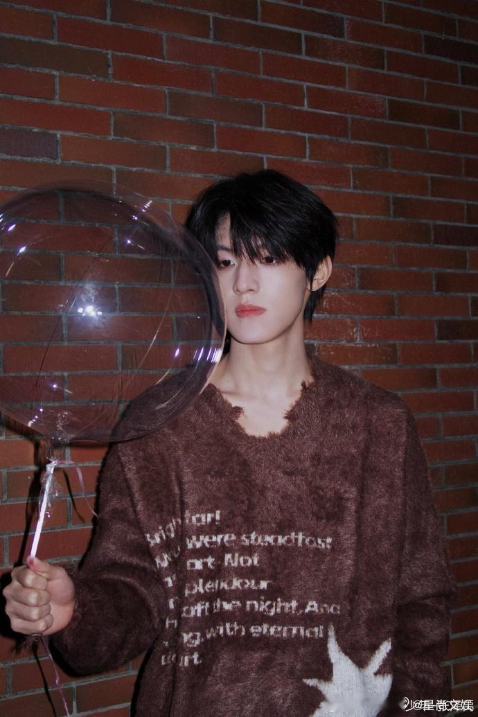 张泽禹童趣气球写真  张泽禹卡点520晒自拍  张泽禹的帅，在气球的装点下，有了