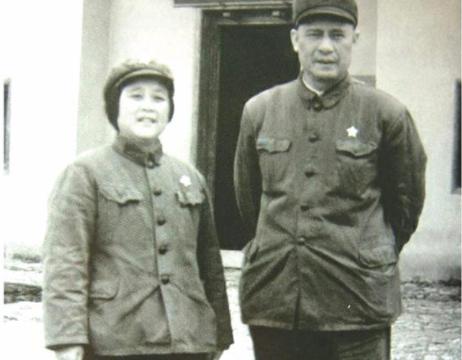 1985年5月的一天傍晚，老将军张铚秀推门进屋。暮色微沉，屋里静得出奇。他脱下军