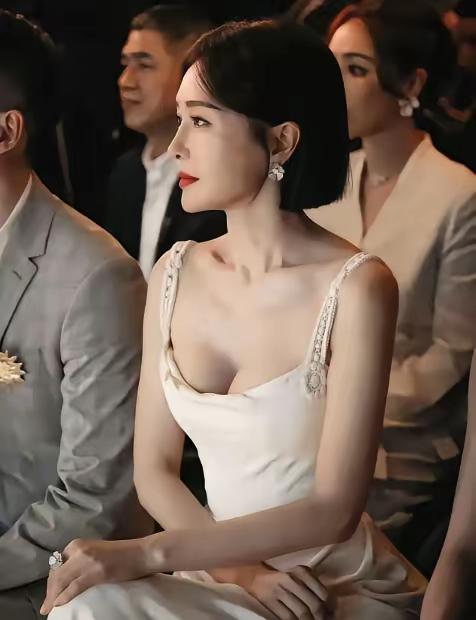 她不愧是我的梦中女神
她的身材很标准，一点也没有赘肉，她的短发造型很干练，很时髦